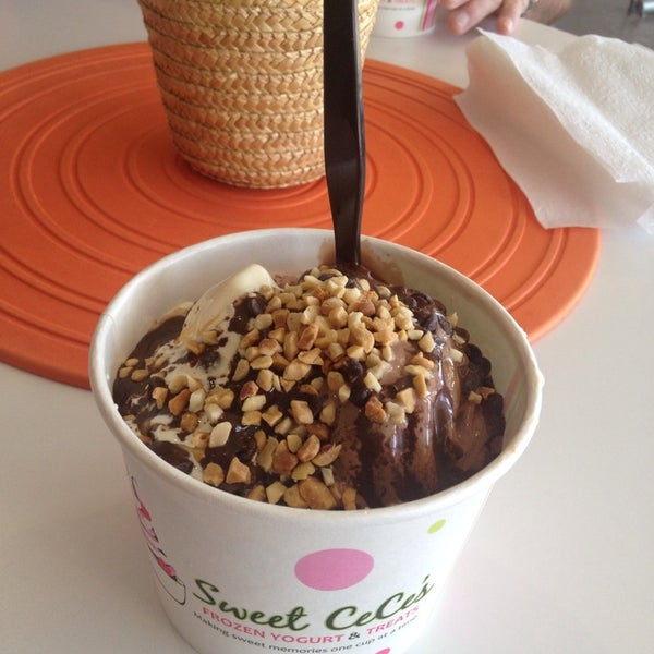 8/10/2013에 Wendi M.님이 Sweet CeCe&#39;s Frozen Yogurt and Treats에서 찍은 사진