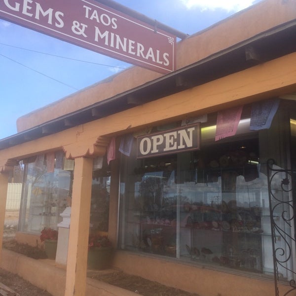 Foto tirada no(a) Taos Gems &amp; Minerals por Alix B. em 3/28/2014