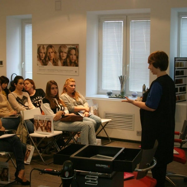 Бьюти студия визажиста. Обучающие студии италия. Маникюрный класс учебный. Профессия мастер бровист. Мастер-класс по рисованию в москве.