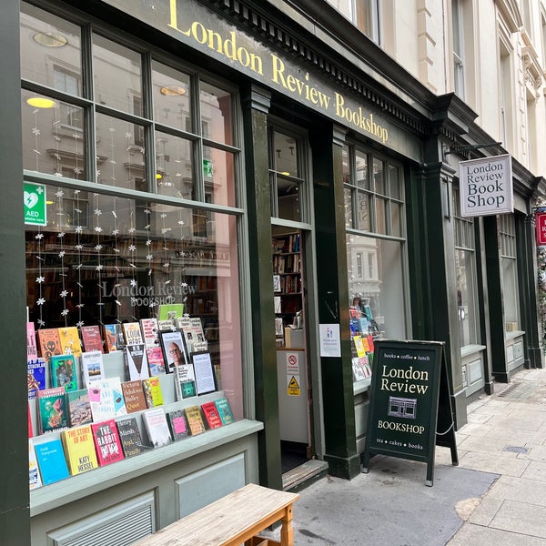 Снимок сделан в London Review Bookshop пользователем Irsyad R. 10/6/2022