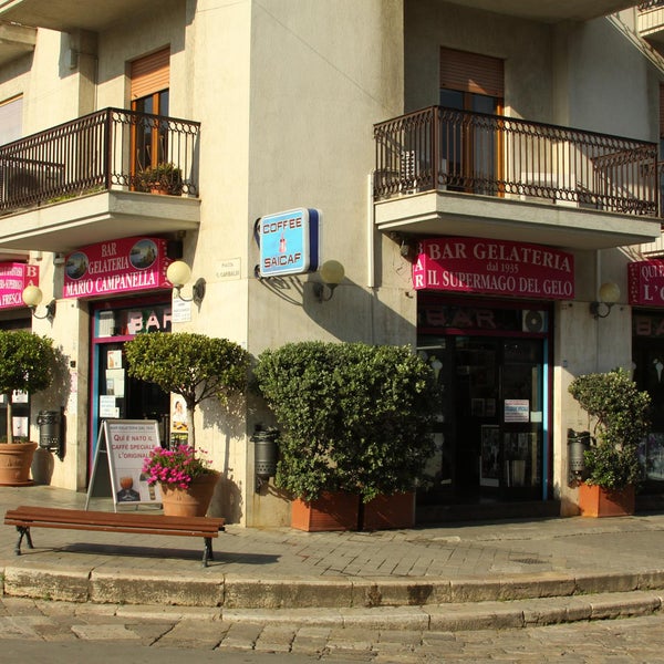 L’ antica gelateria fu fondata dal Cavaliere Giuseppe Campanella, venditore di mandorle  nel 1935 .
