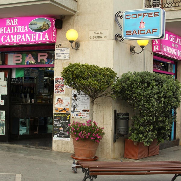 L’ antica gelateria fu fondata dal Cavaliere Giuseppe Campanella, venditore di mandorle  nel 1935 .