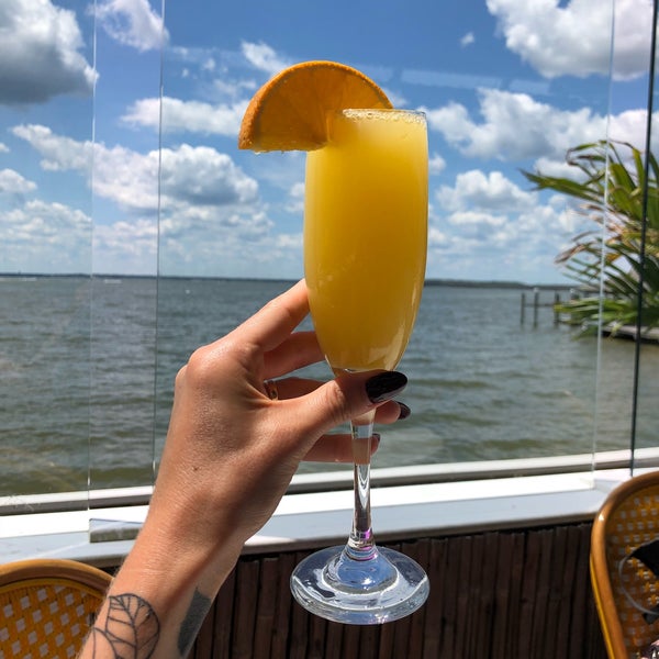 Foto diambil di Fager&#39;s Island Restaurant and Bar oleh Mari Y. pada 6/22/2019