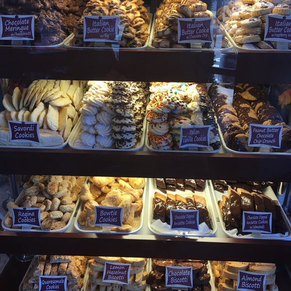 Foto scattata a Bovella’s Pastry Shoppe da Mari Y. il 11/8/2015