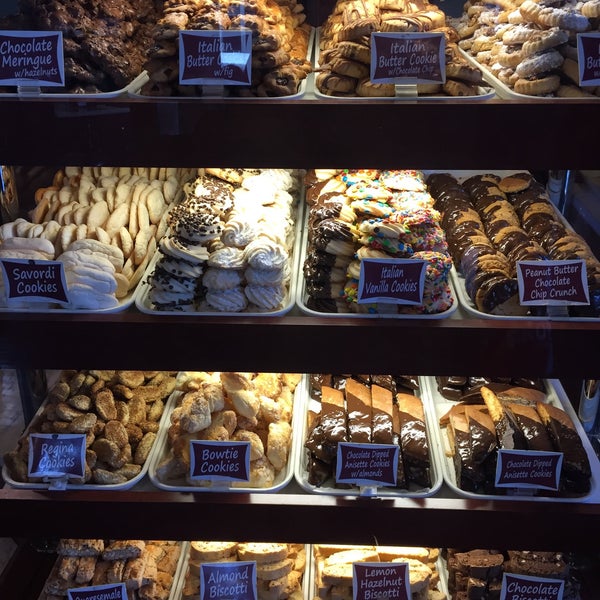 Photo prise au Bovella’s Pastry Shoppe par Mari Y. le3/8/2015