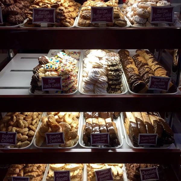 Foto diambil di Bovella’s Pastry Shoppe oleh Mari Y. pada 1/10/2015