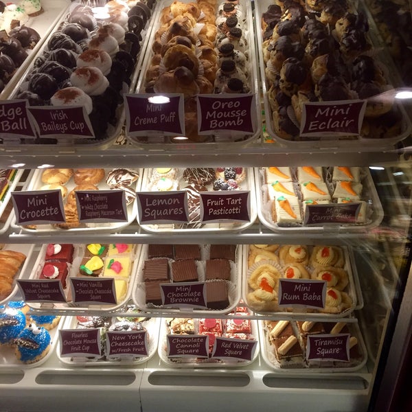 1/11/2015にMari Y.がBovella’s Pastry Shoppeで撮った写真