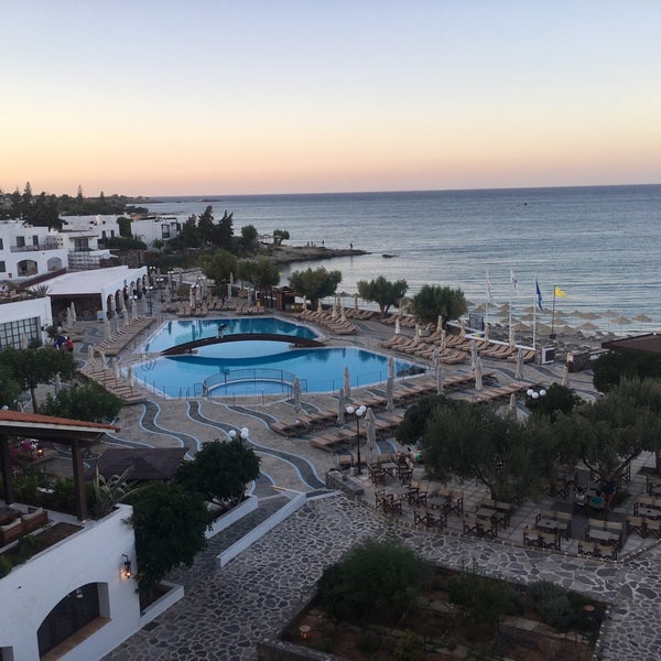 Foto diambil di Creta Maris Beach Resort oleh Gunther S. pada 9/5/2018