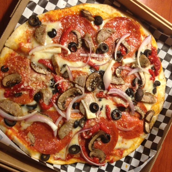 Foto scattata a The Pizza Press da Tanya W. il 3/29/2013