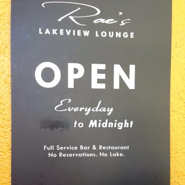 รูปภาพถ่ายที่ Rae&#39;s Lakeview Lounge โดย Randy T. เมื่อ 9/2/2014