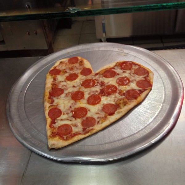 2/15/2013にVictor A.がRay&#39;s Famous Original Pizzaで撮った写真