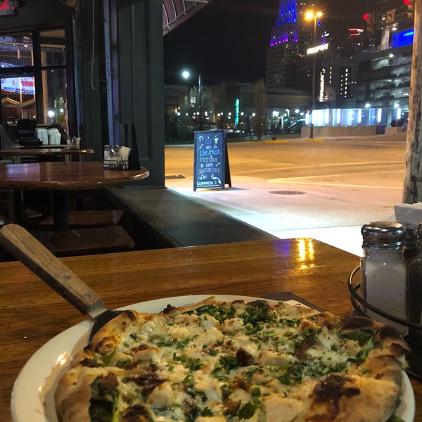 Foto scattata a Homeslice Pizza &amp; Pints da Emaad il 4/10/2019