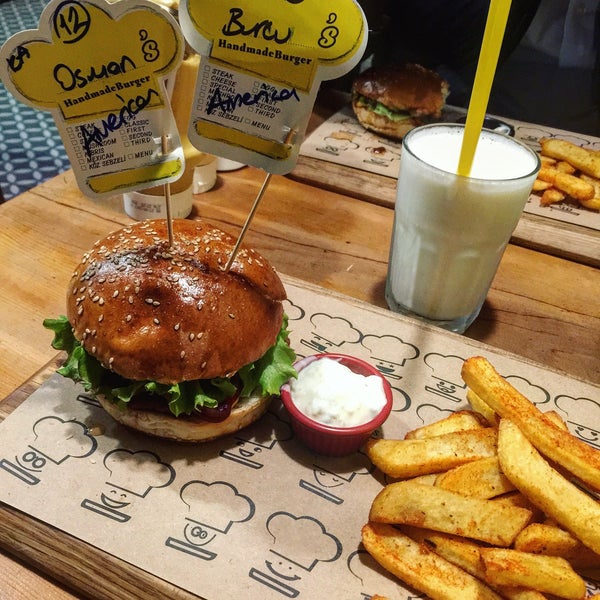 Foto tirada no(a) Şef&#39;s Burger por Burcu G. em 2/5/2017