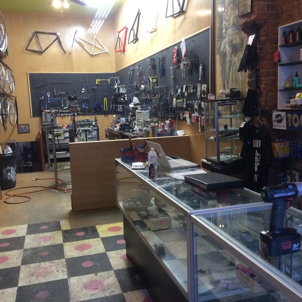 Das Foto wurde bei Velo Brooklyn Bushwick Bike Shop von Velo Brooklyn Bushwick Bike Shop am 4/14/2014 aufgenommen