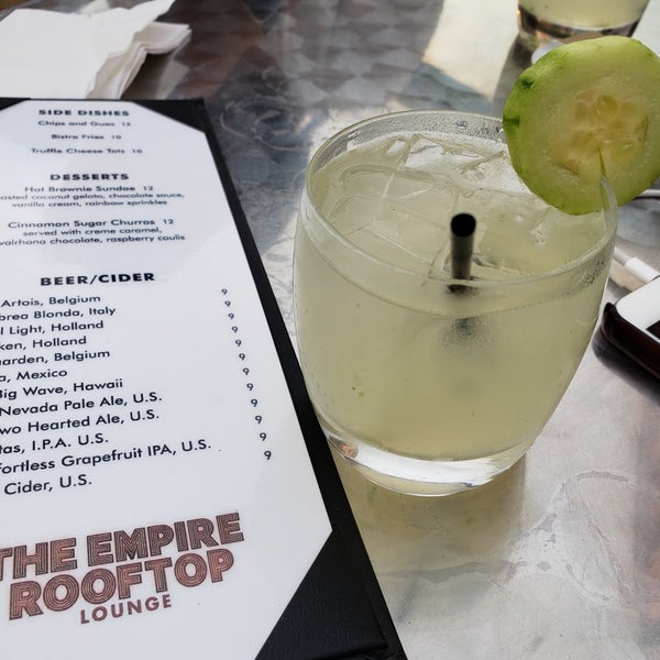 Foto tirada no(a) The Empire Hotel Rooftop por Anna R. em 6/30/2019