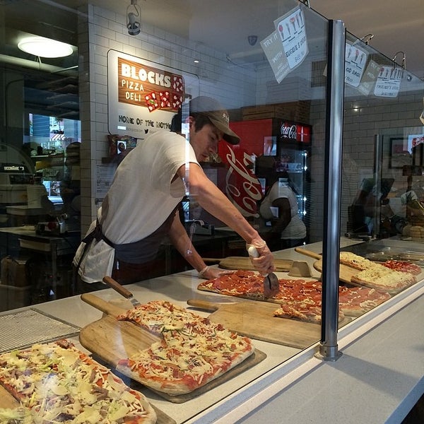 Foto scattata a Blocks Pizza Deli da Talaia W. il 5/18/2014