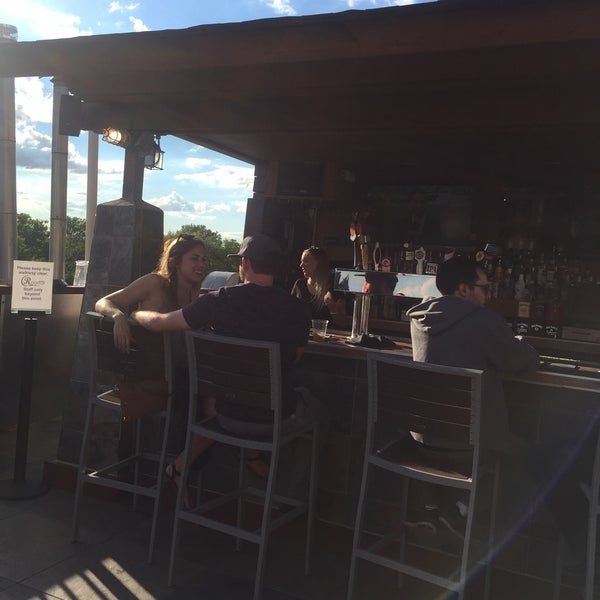 6/27/2017 tarihinde Tracy S.ziyaretçi tarafından Arlington Rooftop Bar &amp; Grill'de çekilen fotoğraf