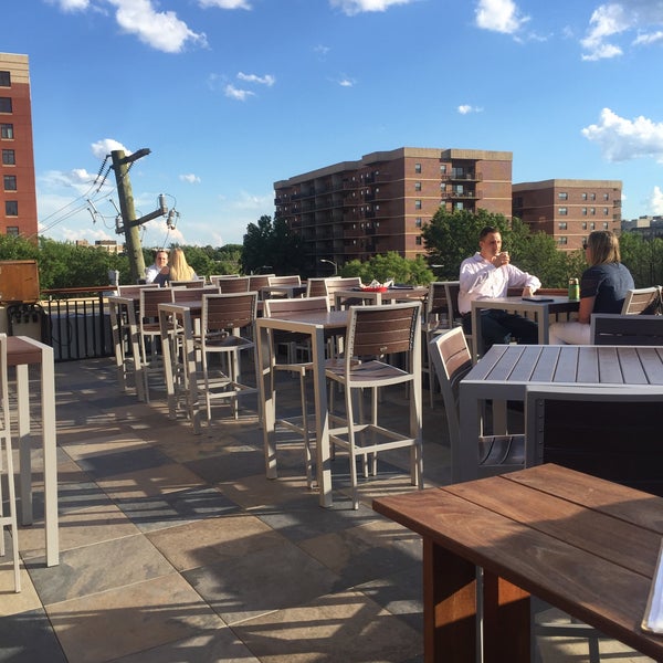 6/27/2017 tarihinde Tracy S.ziyaretçi tarafından Arlington Rooftop Bar &amp; Grill'de çekilen fotoğraf