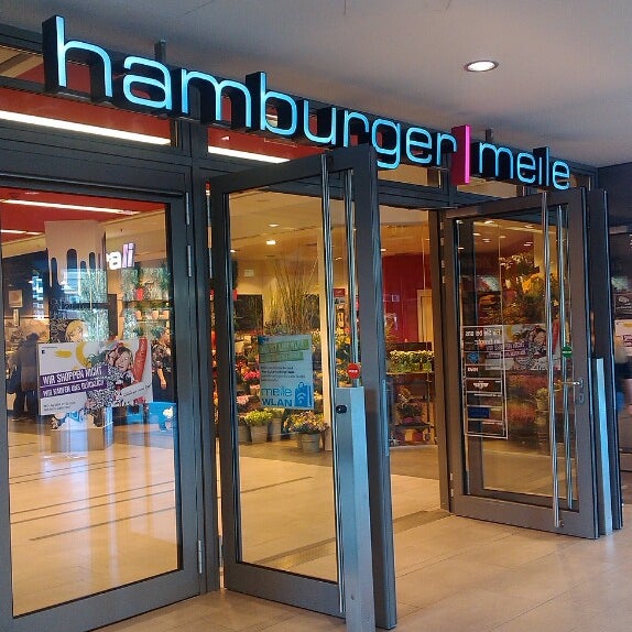 Foto diambil di Hamburger Meile oleh Katerina C. pada 8/25/2014