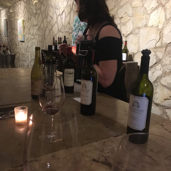 Foto scattata a Sunstone Vineyards &amp; Winery da Cyberange M. il 8/14/2017