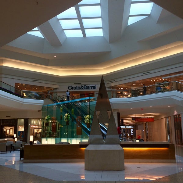 Foto tirada no(a) The Mall at Short Hills por Katia C. em 9/30/2015