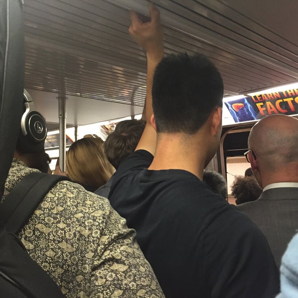 Снимок сделан в MTA Subway - M Train пользователем Hannah C. 10/6/2016
