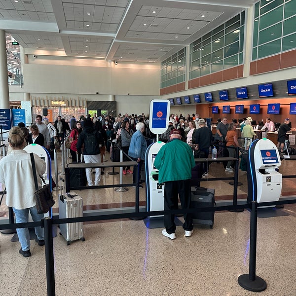 Sun Country Ticket Counter MinneapolisSt. Paul International Airport