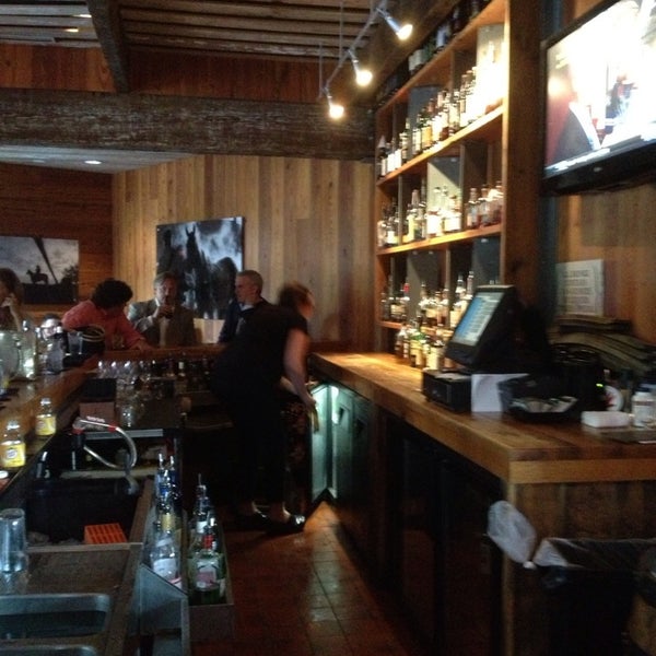 Foto tomada en Avo Restaurant &amp; Dram Whiskey Bar  por Bob W. el 5/29/2013