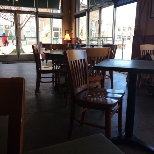 3/29/2014 tarihinde Sam T.ziyaretçi tarafından Nixon&#39;s Coffee House'de çekilen fotoğraf