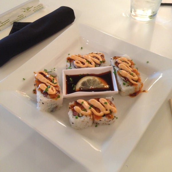 Снимок сделан в Yumm Thai : Sushi and Beyond пользователем Mark M. 5/10/2013