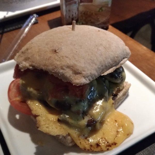 6/13/2018 tarihinde Mariana M.ziyaretçi tarafından Paulista Burger'de çekilen fotoğraf