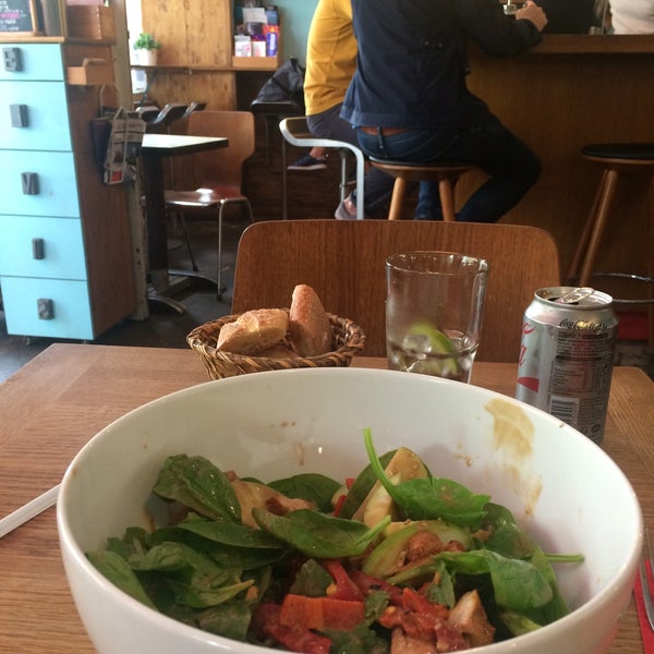 Le salad Jolie avec poulet et épinards c'est très bonne! j'aime l'ambiance et le musique