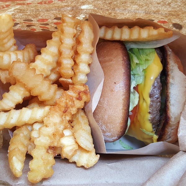 Foto diambil di Great State Burger oleh didi pada 8/24/2018