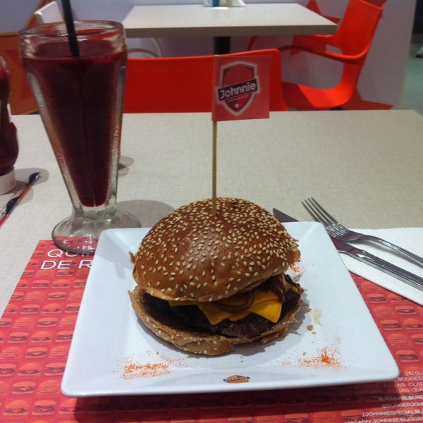 4/12/2014 tarihinde Paulo H.ziyaretçi tarafından Johnnie Special Burger'de çekilen fotoğraf