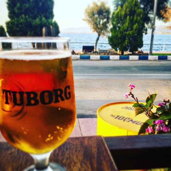 Das Foto wurde bei Brothers Cafe &amp; Bar von Doğa Ezgi Ç. am 9/28/2017 aufgenommen