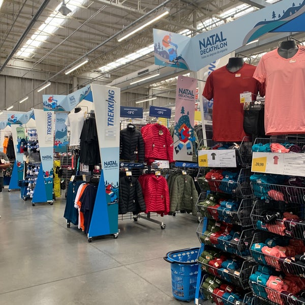 Conhecendo a DECATHLON MARGINAL TIETÊ  A Carô e a Ju foram conhecer a  Decathlon Brasil, maior loja da rede aqui em São Paulo. Foi bem divertido,  elas experimentaram produtos e pagaram