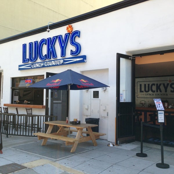 รูปภาพถ่ายที่ Lucky&#39;s Lunch Counter โดย Eric R. เมื่อ 4/18/2013