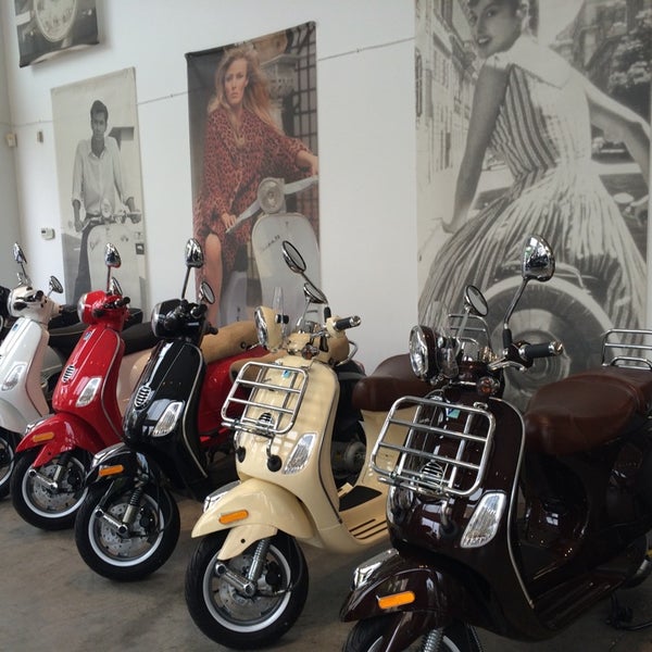 Das Foto wurde bei The Transportation Revolution - European Motorbikes New Orleans von RODOLFO M. am 4/29/2014 aufgenommen