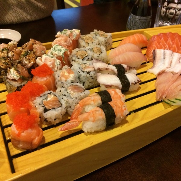 รูปภาพถ่ายที่ Taifu Sushi โดย RODOLFO M. เมื่อ 4/16/2014