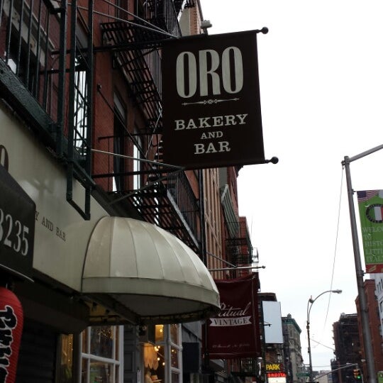 Das Foto wurde bei Oro Bakery and Bar von excitable h. am 8/18/2013 aufgenommen