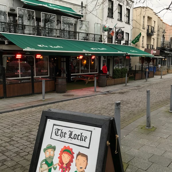 One of the most traditional Pub of Limerick, where you can drink a large variety of drinks, eat great lunch and enjoy a good music!