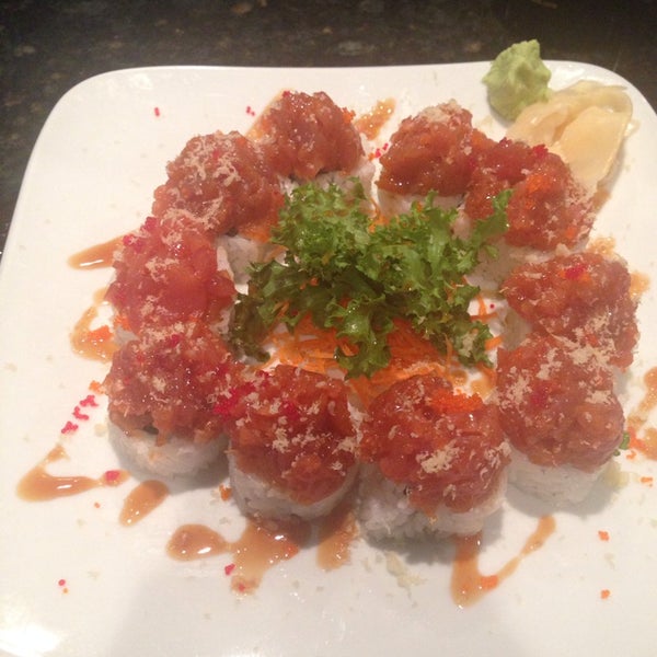 Foto scattata a Rock’n Sushi da Yoanna J. il 8/4/2014