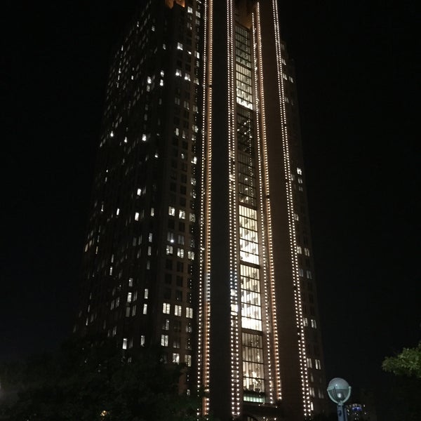 Foto scattata a The Tower at Cityplace da Jose il 11/5/2015