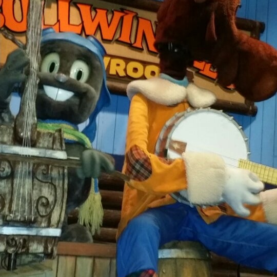 Снимок сделан в Wilsonville Family Fun Center &amp; Bullwinkle&#39;s Restaurant пользователем Tessalyn M. 3/31/2014