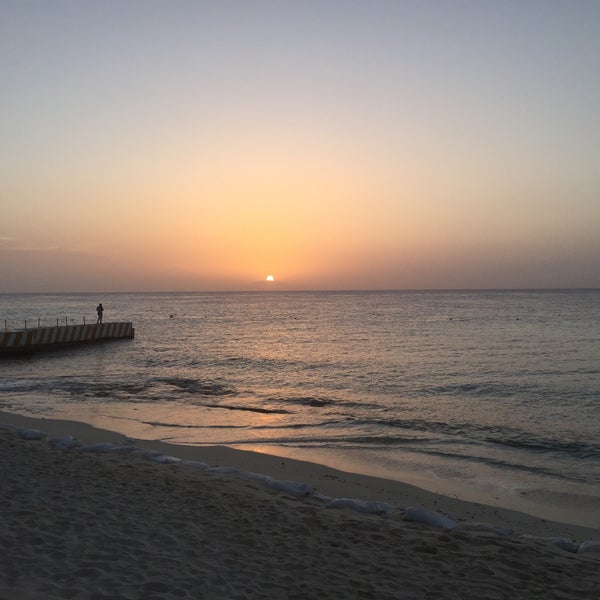รูปภาพถ่ายที่ El Cozumeleño Beach Resort โดย Jocelin F. เมื่อ 5/10/2015