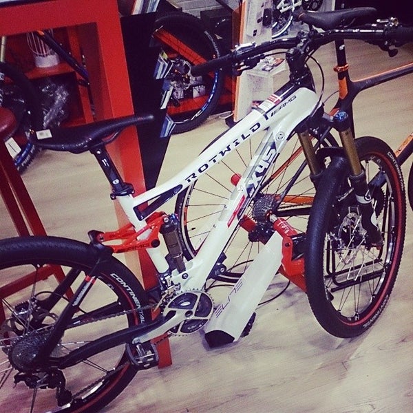 Das Foto wurde bei Bisiklet Evim Bike &amp; Cafe von &#39;@&#39; Emr am 7/10/2014 aufgenommen