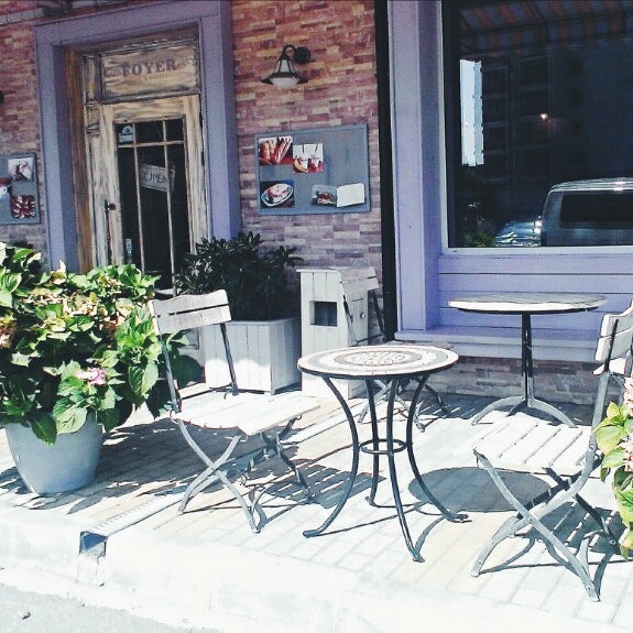 8/28/2014에 Natalie M.님이 Cafe &amp; Bakery Foyer에서 찍은 사진