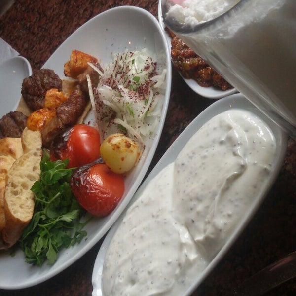 Das Foto wurde bei Paşa Ocakbaşı Restoran von Sümeyye T. am 3/22/2017 aufgenommen