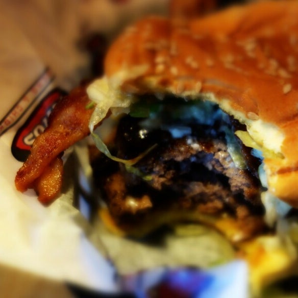 Foto tomada en Gino&#39;s Burgers &amp; Chicken  por Mike F. el 10/15/2014
