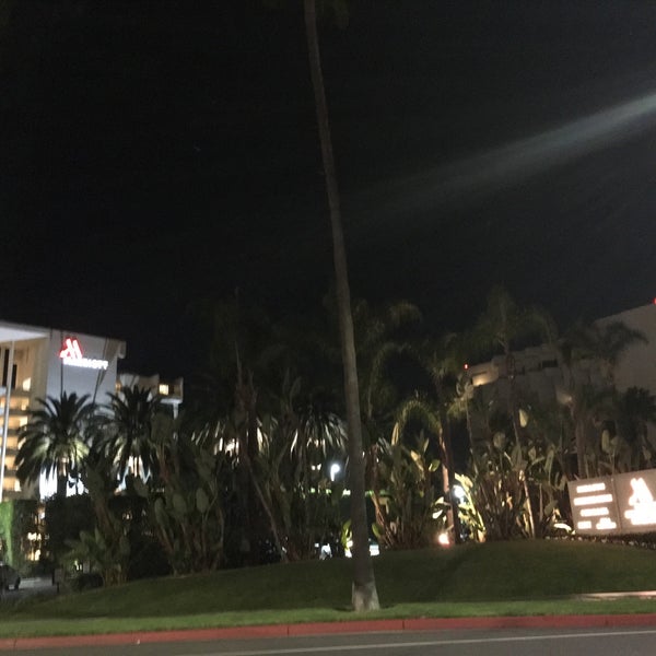 Das Foto wurde bei VEA Newport Beach, a Marriott Resort &amp; Spa von hoda007 am 11/18/2017 aufgenommen